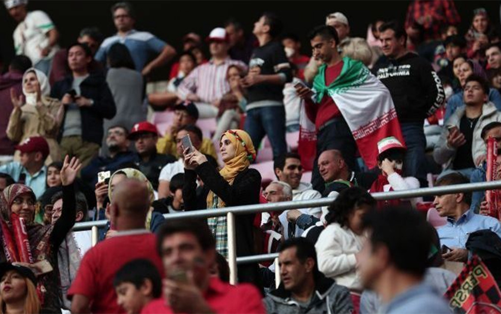 Infantino fue criticado por asistir a un partido en Teherán en marzo del 2018 en el que no se permitió el ingreso de mujeres al estadio./Especial