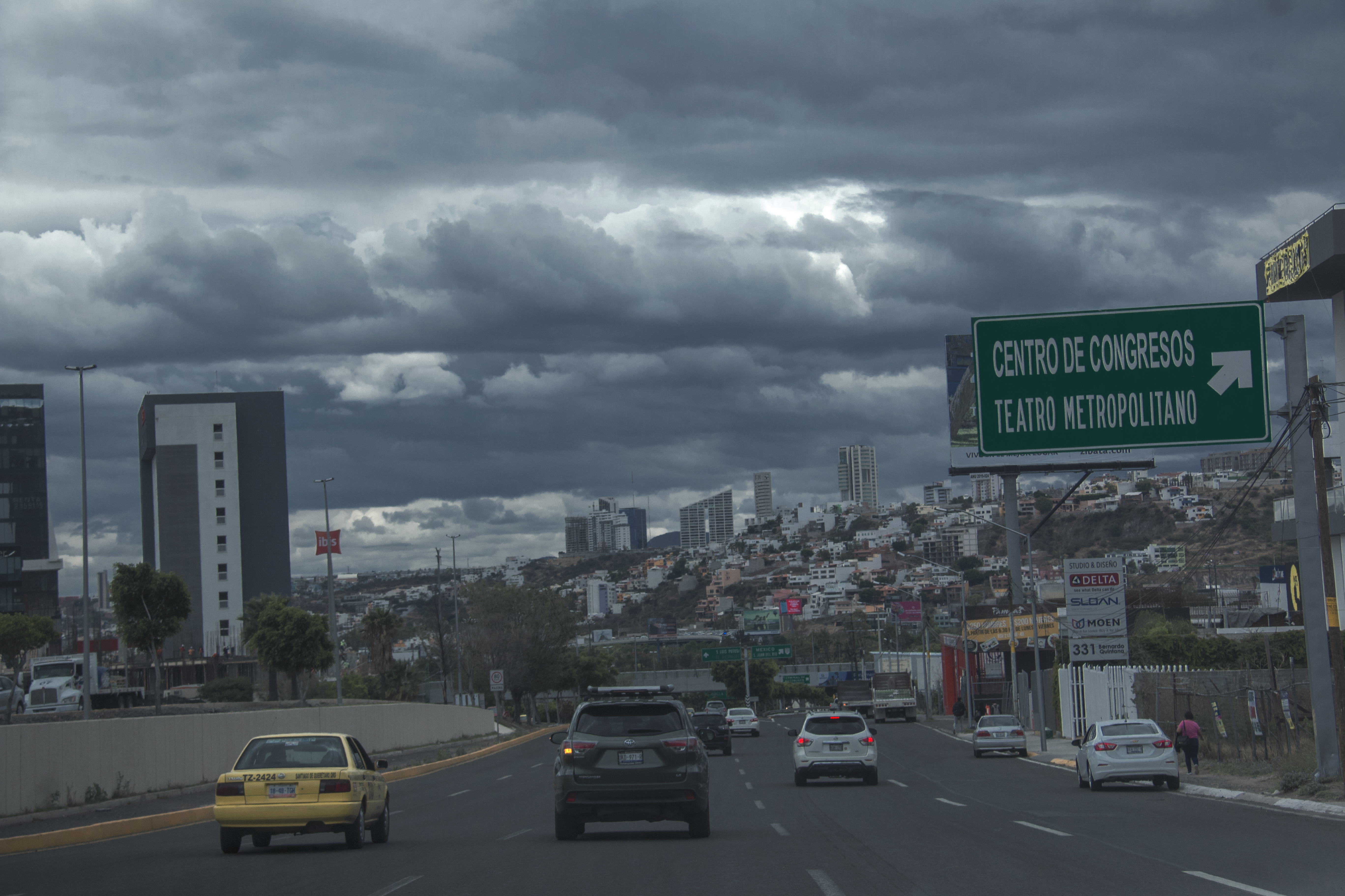 Si sales, saca sombrilla o paraguas; auguran lluvias y calor en Querétaro