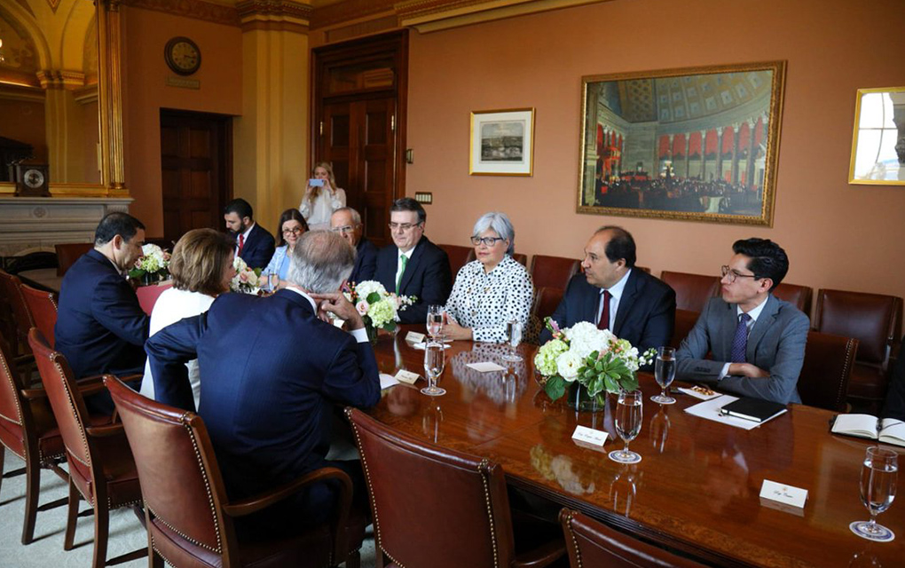 Canciller Marcelo Ebrard en reunión con la congresista Nancy Pelosi / Foto: Especial. 