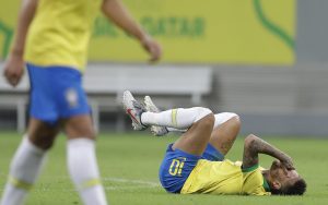 Neymar se marchó del estadio Mané Garrincha con muletas./AP