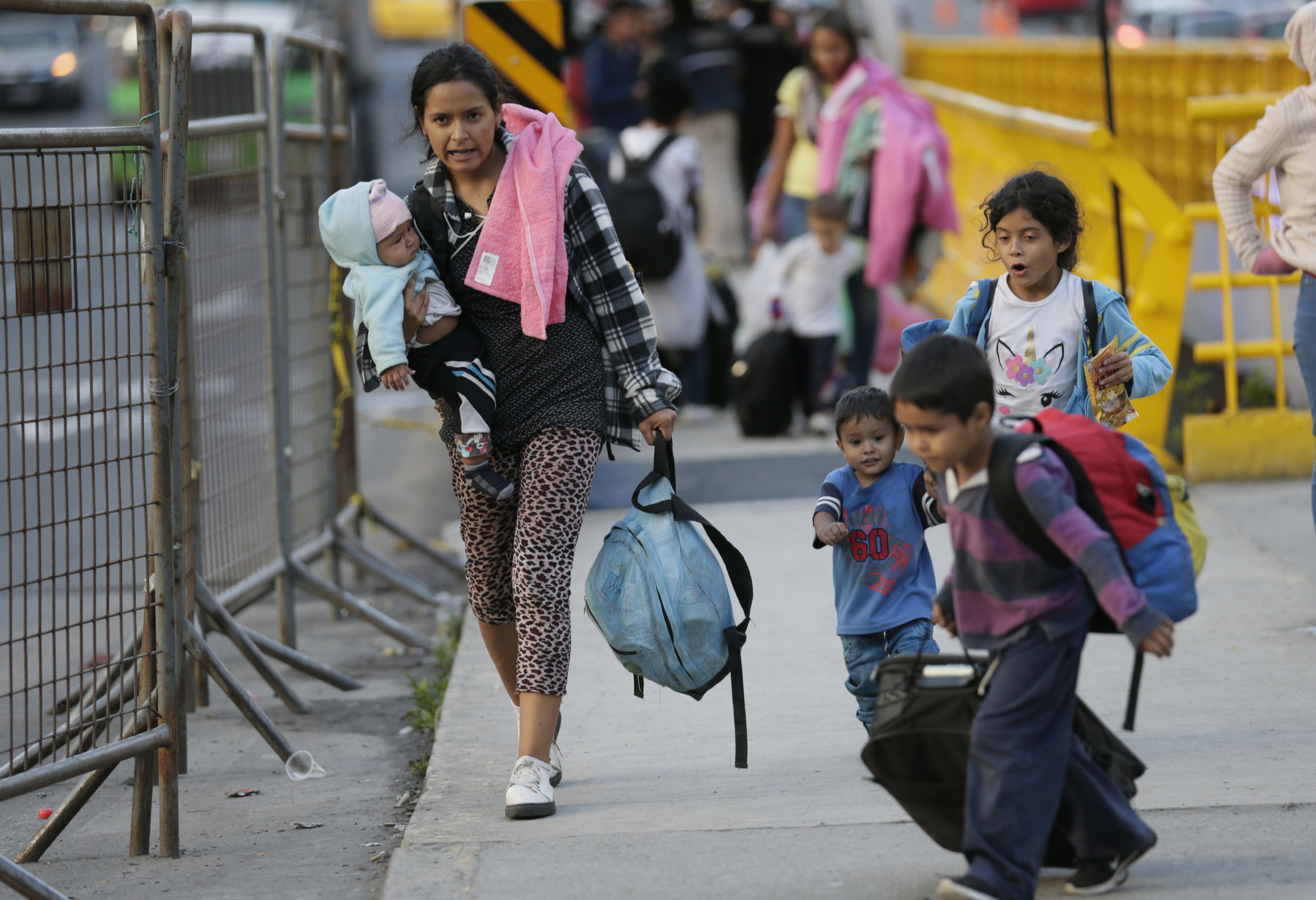 Unos 7.000 venezolanos se dirigían por tierra el viernes hacia la frontera con Perú./AP