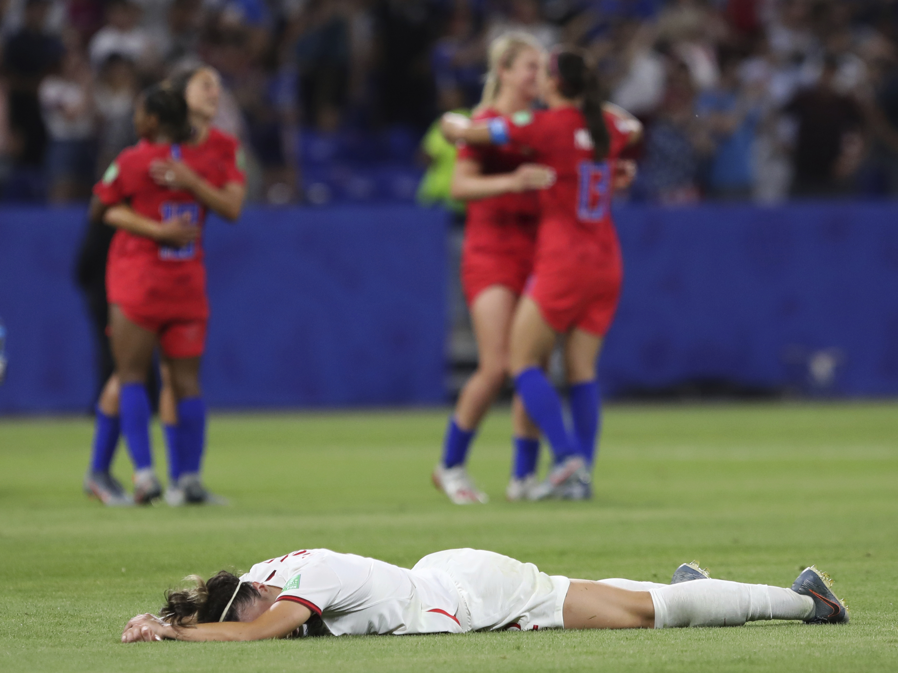 Lucy Bronze, de la selección de Inglaterra, yace en el césped tras la derrota ante Estados Unidos./AP