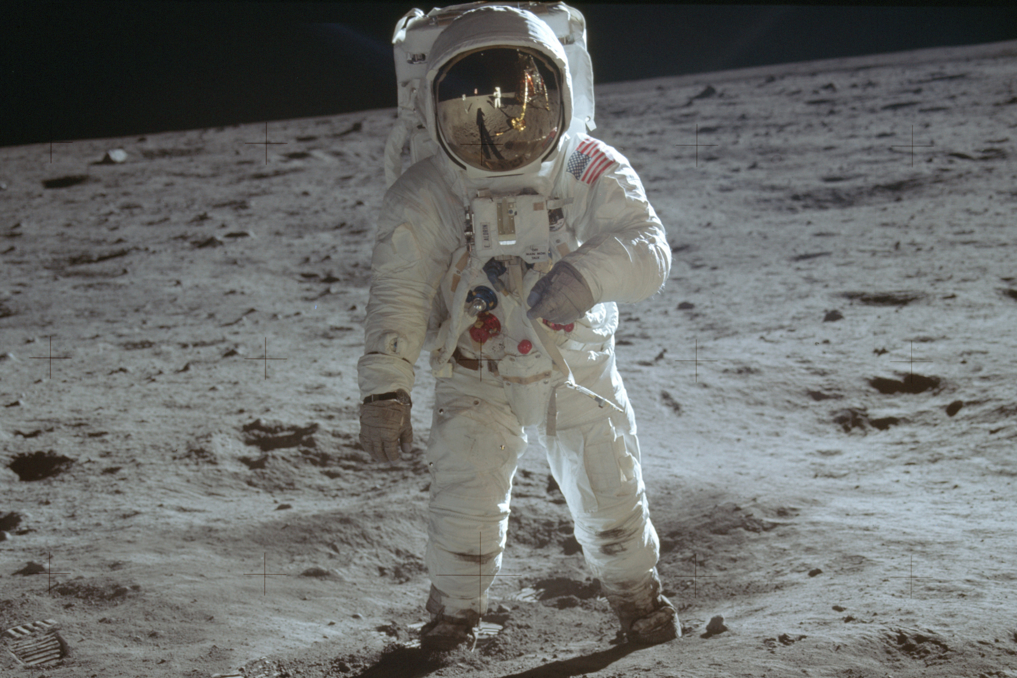 20 de julio de 1969, publicada por la NASA, el astronauta Buzz Aldrin camina sobre la superficie de la Luna. /Foto: AP