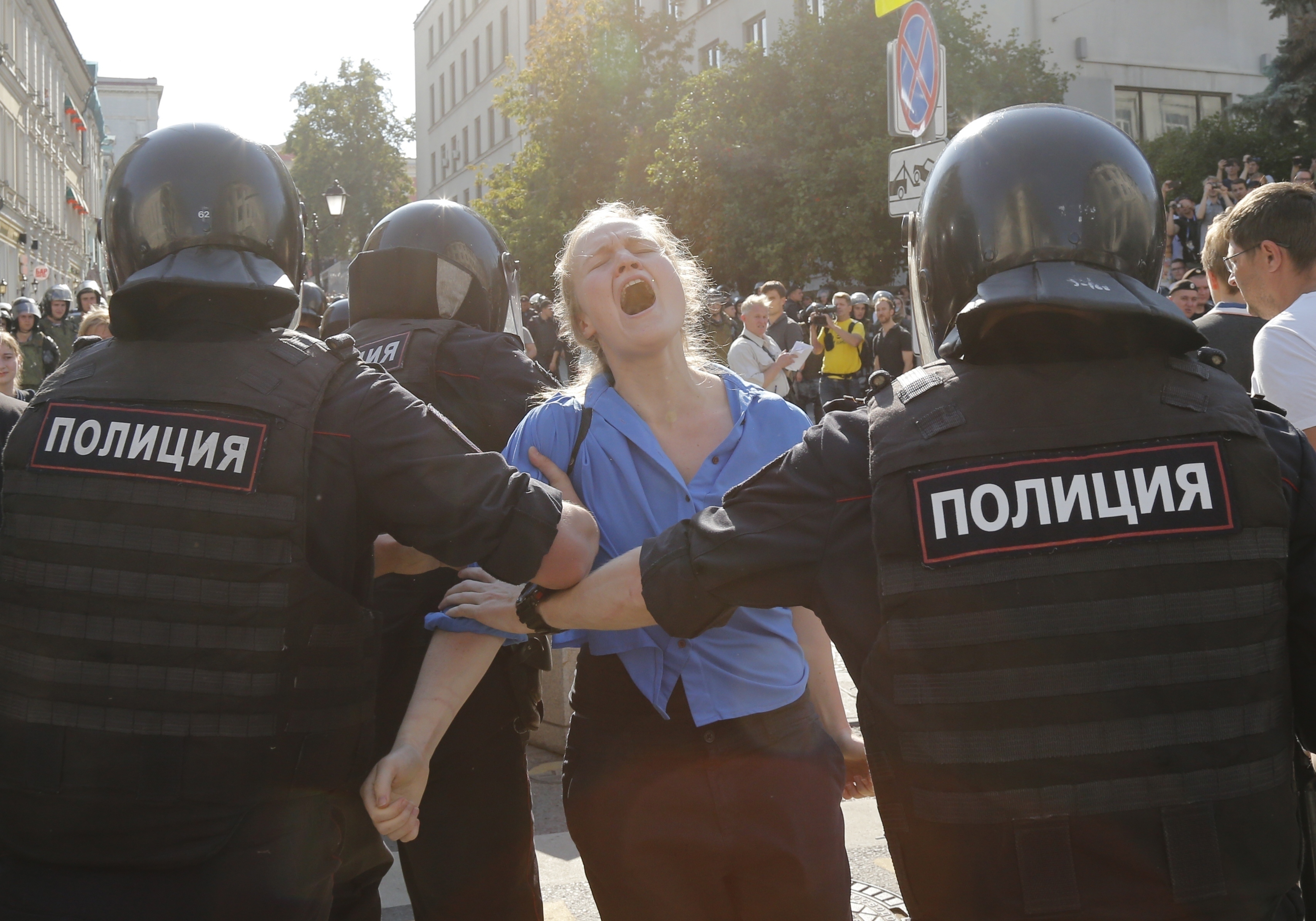 Policías detienen a una mujer durante una marcha no autorizada en el centro de Moscú, Rusia. /Foto: AP