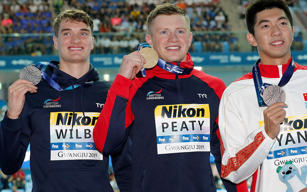 El medallista de oro, el británico Adam Peaty (centro) sostiene su presea junto al medallista de plata, su compatriota James Wilby (izquierda) y el de bronce, el chino Yan Zibei luego de la final de 100 metros pecho en el Mundial de natación en Gwangju, Corea del Sur / Foto: AP. 