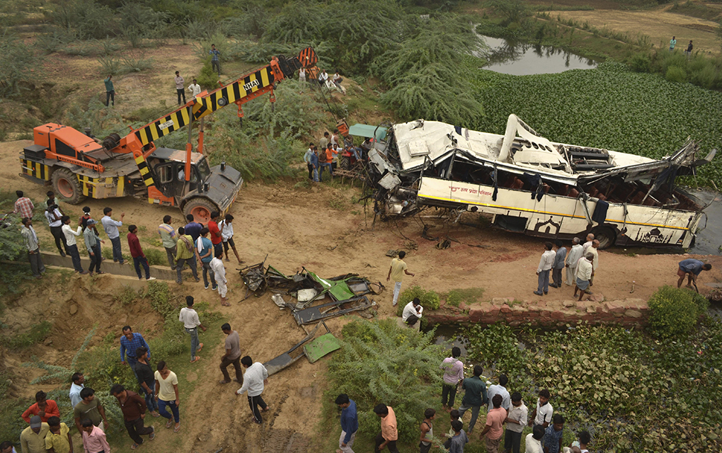 Autobús cae de puente en la India/ Foto: AP 