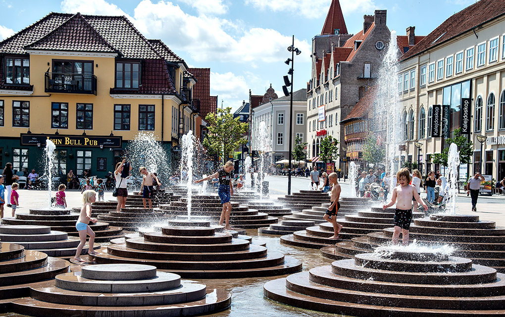 Gente refrescándose en unas fuentes mientras la temperaturas alcanzan los 30 grados Celsius, en Toldobod Plads, en Aalborg, Dinamarca / Foto: AP. 