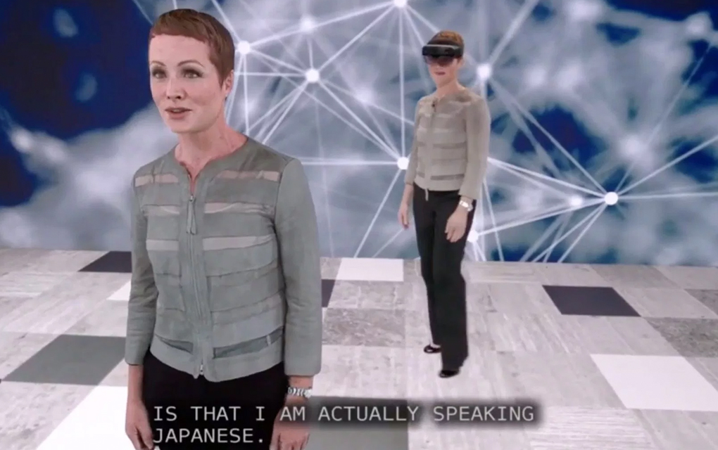 Julia White, directora de Microsoft mostrando la tecnología de 'HoloLens' en el campo de la traducción / Foto: Especial. 
