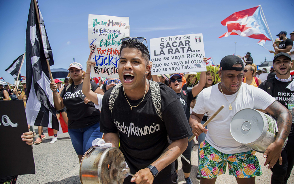 Las órdenes siguen a protestas masivas que exigen la expulsión del gobernador Ricardo Rosselló./AP