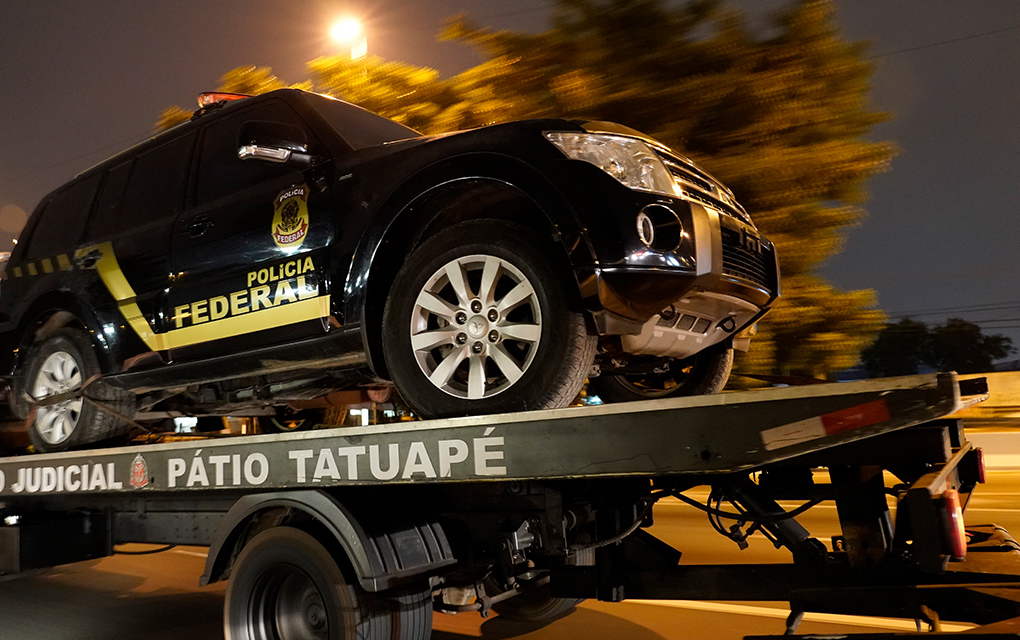 Una camioneta policial falsa utilizada en un atraco es transportada en un camión en Sao Paulo, Brasil / Foto: AP. 