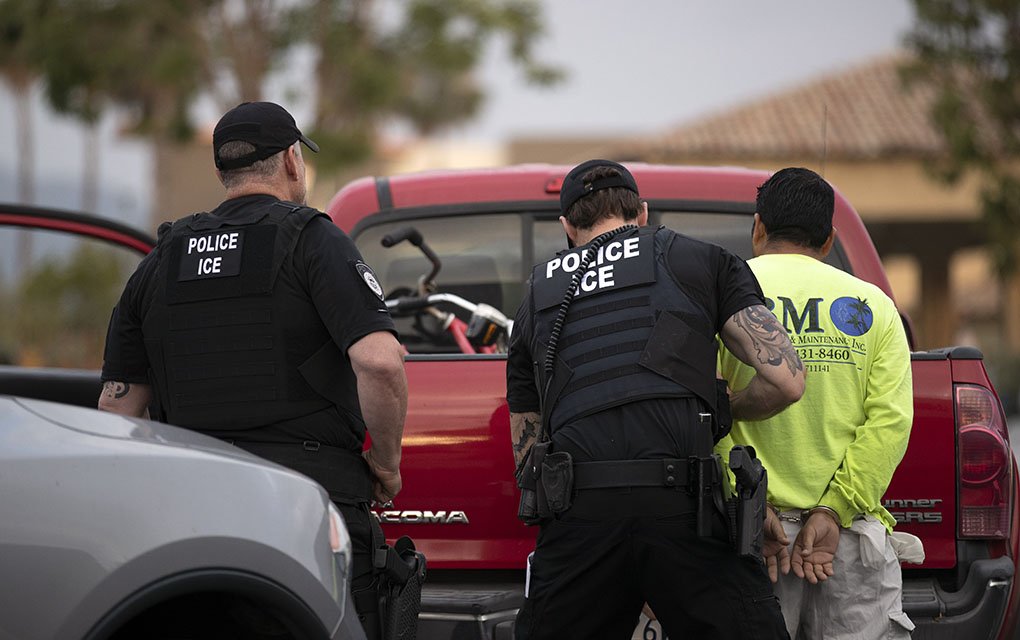 En esta fotografía del 8 de julio de 2019, agentes del Servicio de Control de Inmigración y Aduanas detienen a un hombre durante un operativo en Escondido, California. (AP Foto/Gregory Bull)
