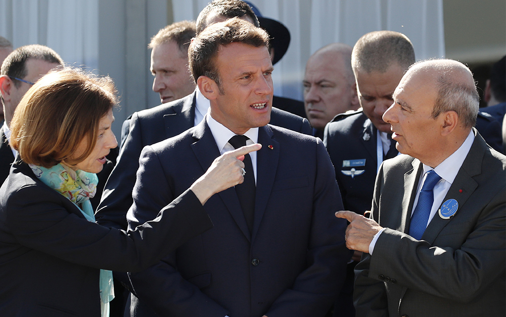 En el caso de Macron, quien esta semana admitió haber cometido errores mientras anunciaba una extensión de la cuarentena en Francia, las encuestas muestran un descenso del 59 por ciento al 43 por ciento