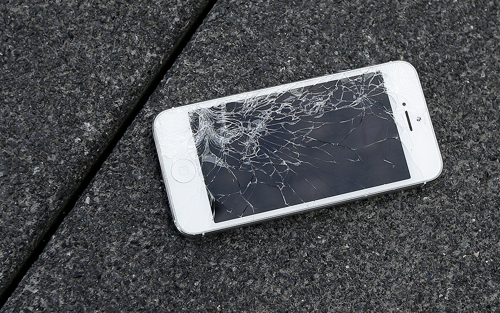 Esta fotografía del 26 de agosto de 2015 muestra un iPhone de Apple con la pantalla rota tras una prueba efectuada por un robot, en las oficinas de SquareTrade en San Francisco / Foto: AP. 