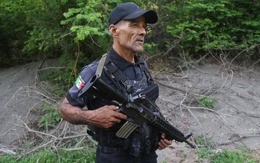 Grupos de autodefensa de la sierra-costa en Michoacán, siguen realizando tareas de vigilancia / Foto: Cuartoscuro. 