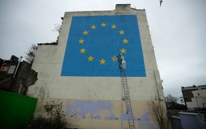 En esta fotografía del lunes 7 de enero de 2019, se muestra un mural del artista callejero Banksy en un edificio de Dover, en el sureste de Inglaterra.