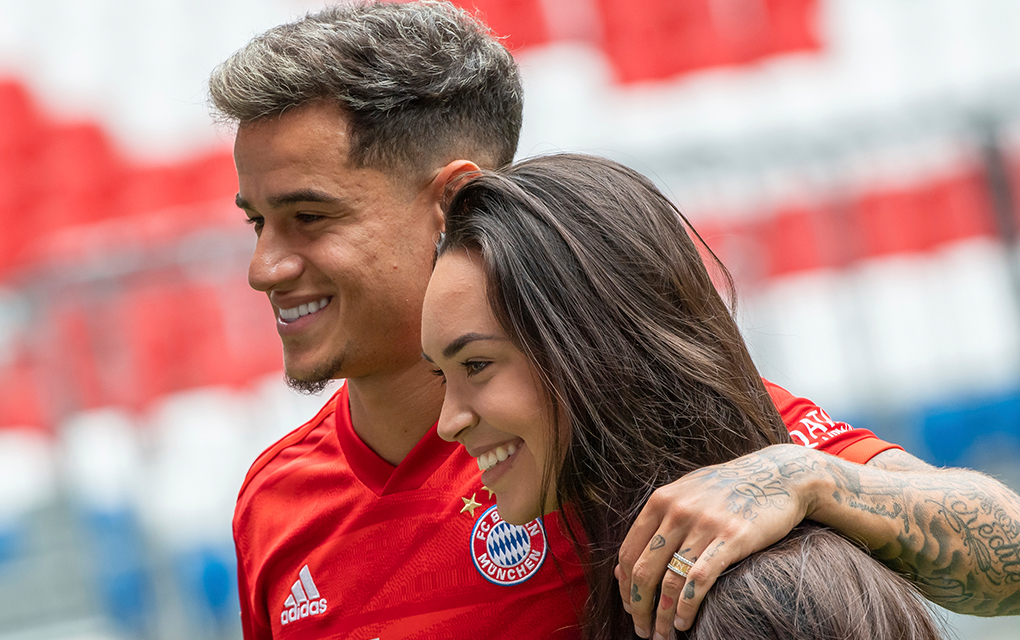 El brasileño Philippe Coutinho, ahora jugador del Bayern Munich, posa con su esposa Aina en el estadio del club en Múnich
