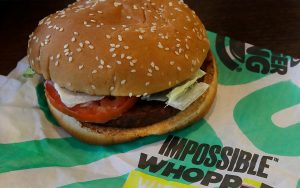 En esta imagen del miércoles 31 de julio de 2019, una hamburguesa Impossible Whopper burger es fotografiada en un restaurante Burger King en Alameda, California.