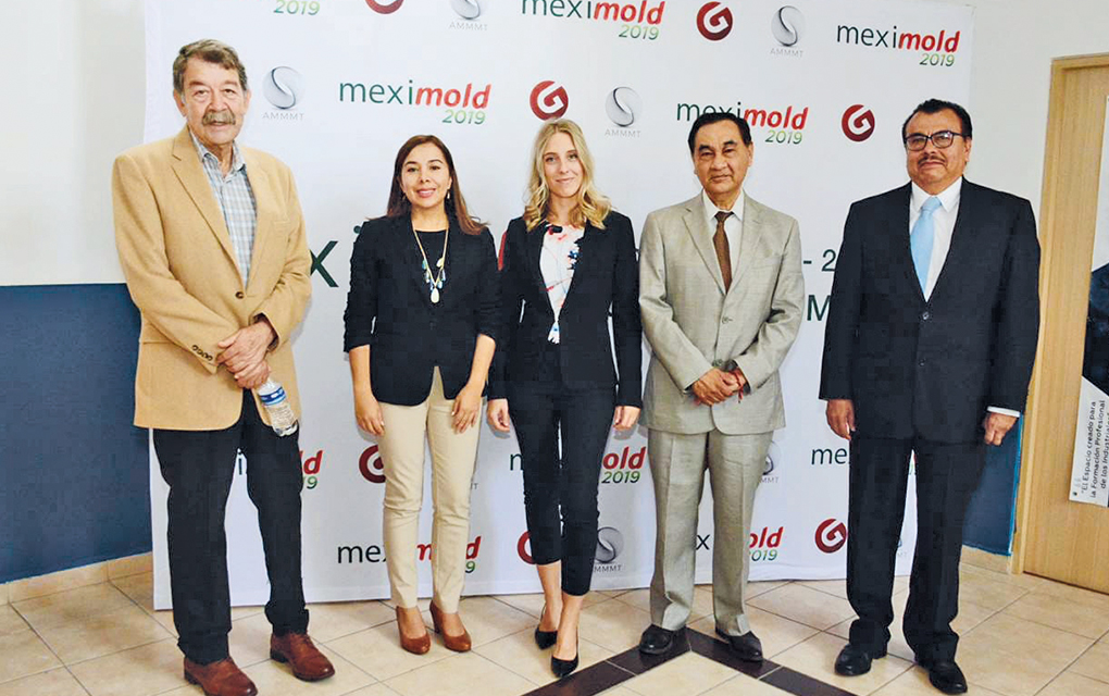 Natalia Ortega (segunda de izquierda a derecha), directora editorial de Plastics Technology México, posa junto a los demás organizadores de la expo / Foto: especial.