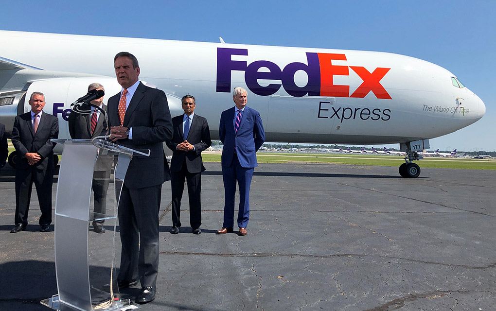 FedEx no entregará más paquetes en tierra para Amazon./AP