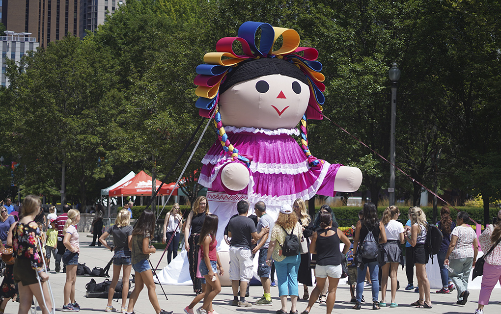 La muñeca querteana Lele es admirada en Chicago. Foto: Especial