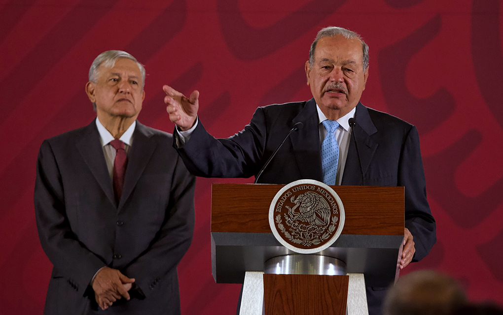 Andrés Manuel López Obrador, presidente de México acompañado de Carlos Slim, durante la conferencia de prensa matutina en el Palacio Nacional / Foto: Cuartoscuro. 