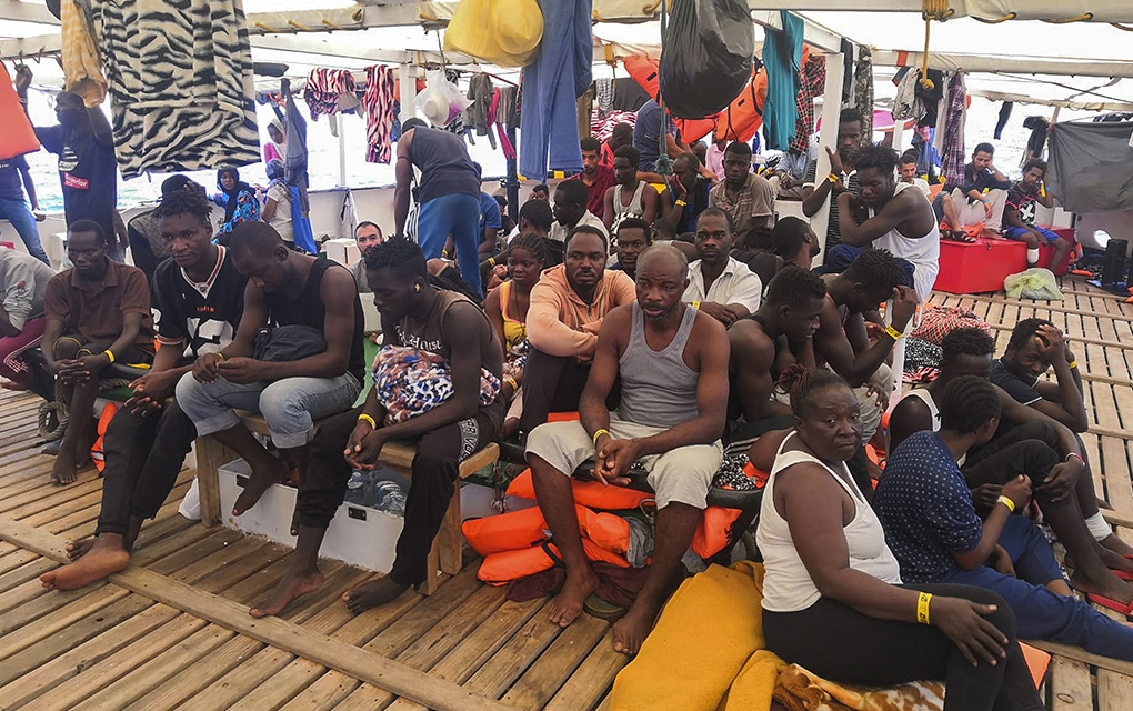 Migrantes viajan a bordo del buque humanitario español de Open Arms por el Mar Mediterráneo, el 9 de agosto de 2019 / Foto: AP