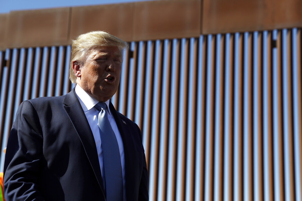 Donald Trump se jactó el miércoles de construir una parte del muro fronterizo en Colorado.Foto: AP