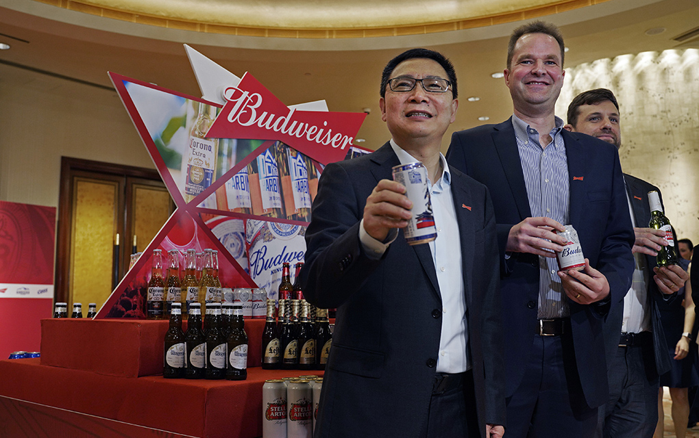 Izquierda a derecha, director ejecutivo Frank Wang, CEO Jan Craps y gerente financiero Guilherme Castellan de Budweiser Brewing Company APAC Limited . /Foto: AP