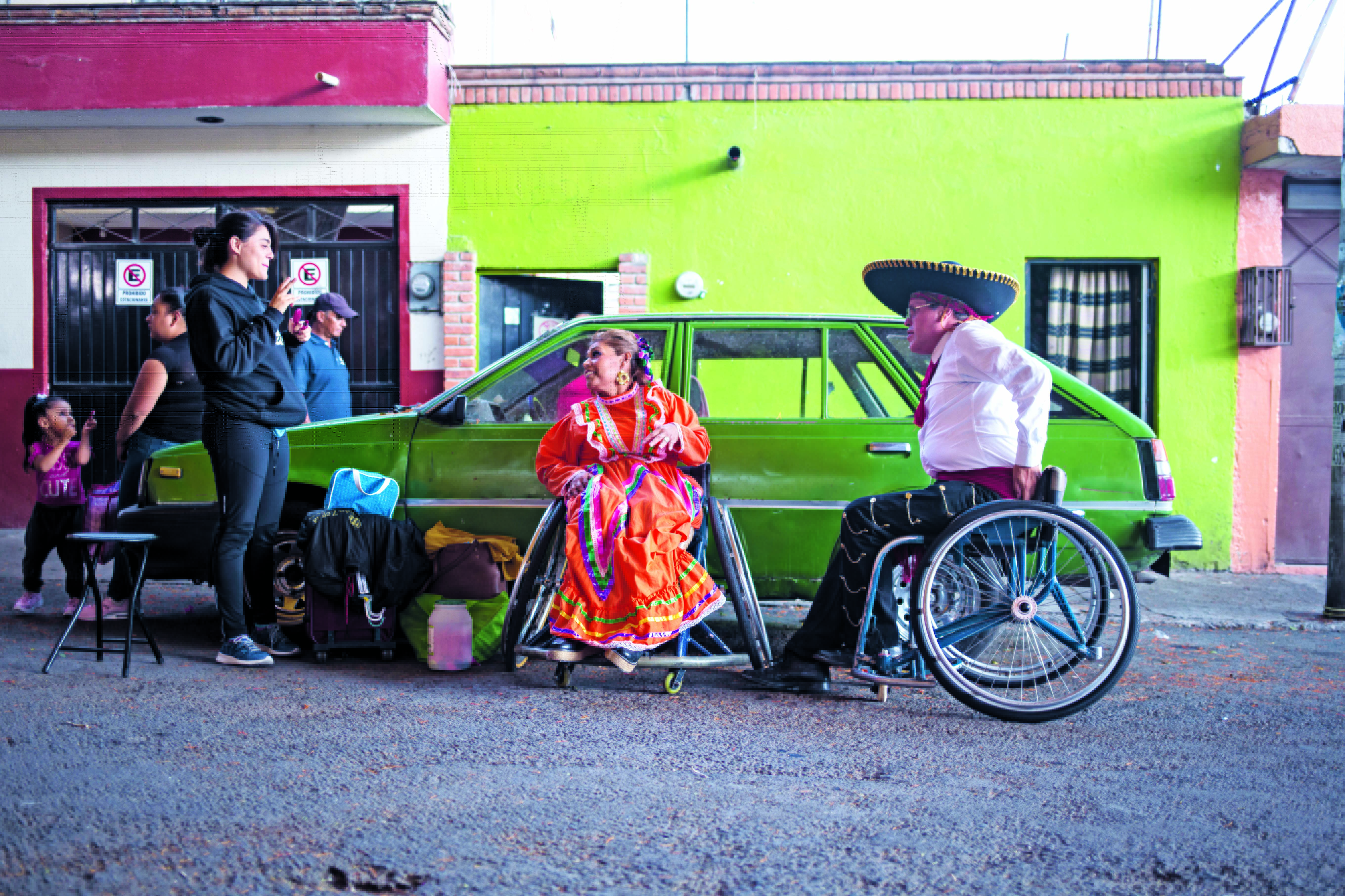 Los miembros del club de danza se alistan para actuar en la Fiesta Patronal de San Gregorio donde bailarán jarabes, huapangos, samba y otros ritmos. /Foto: Desirée Mendoza 
