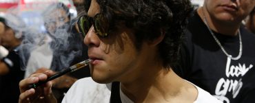 Un cliente prueba CBD en un vaporizador durante la 4ta edición de la feria sobre cannabis ExpoWeed en Ciudad de México