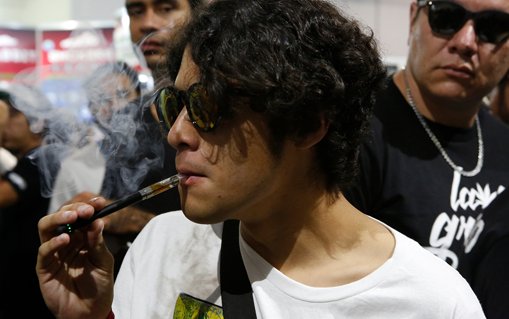 Un cliente prueba CBD en un vaporizador durante la 4ta edición de la feria sobre cannabis ExpoWeed en Ciudad de México / Foto: AP. 