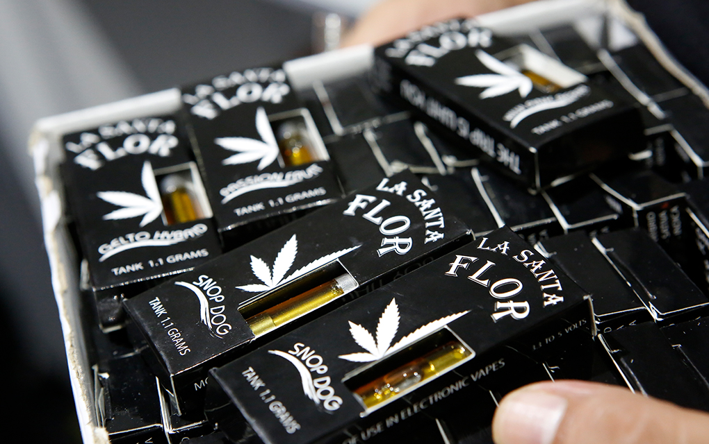 Un vendedor muestra frascos con CBD para vaporizadores, en la Generaría más de 70 mil empleos la industria legal de la cannabis: ELIGE / Foto: AP