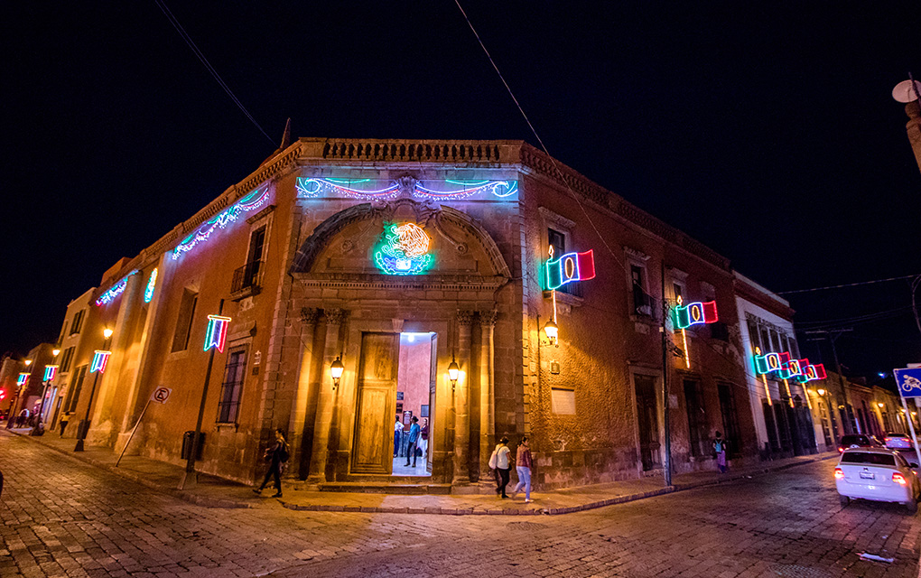 Decoran calles del centro de Querétaro por fiestas patrias