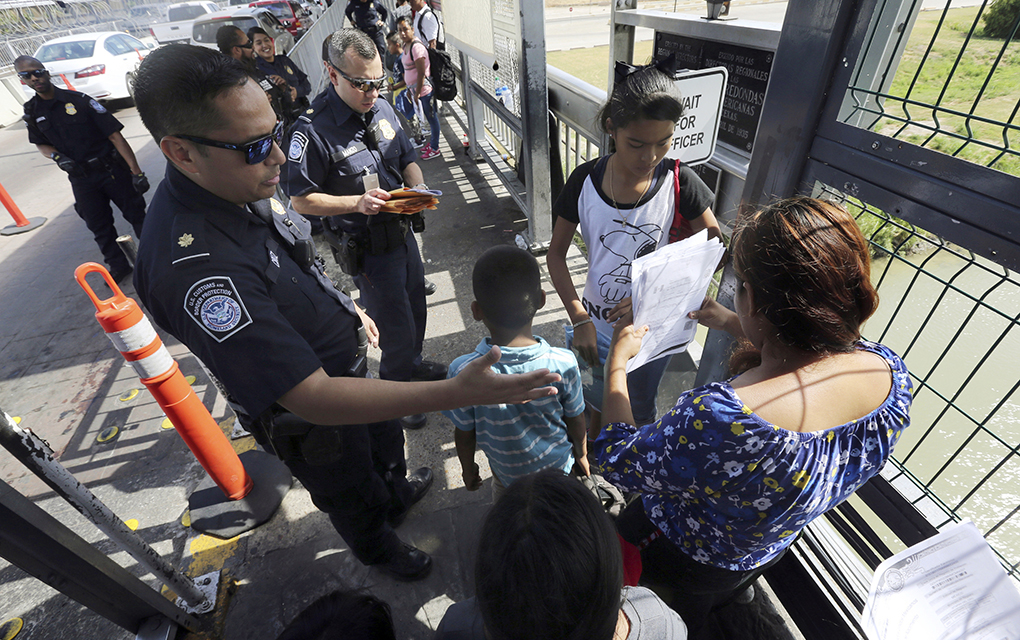 Migrantes que llegan por tierra a EU desde sitios como Honduras, Guatemala y El Salvador ya no podrán pedir asilo./AP