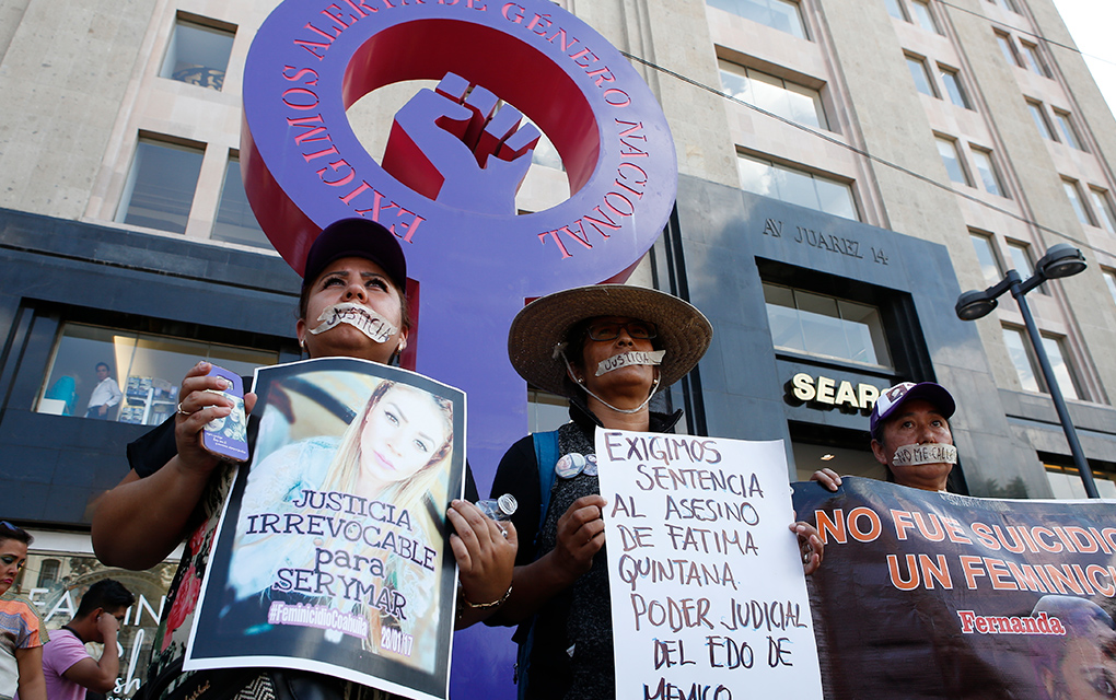Sandra Soto, a la izquierda, sostiene una fotografía de su hermana asesinada /AP
