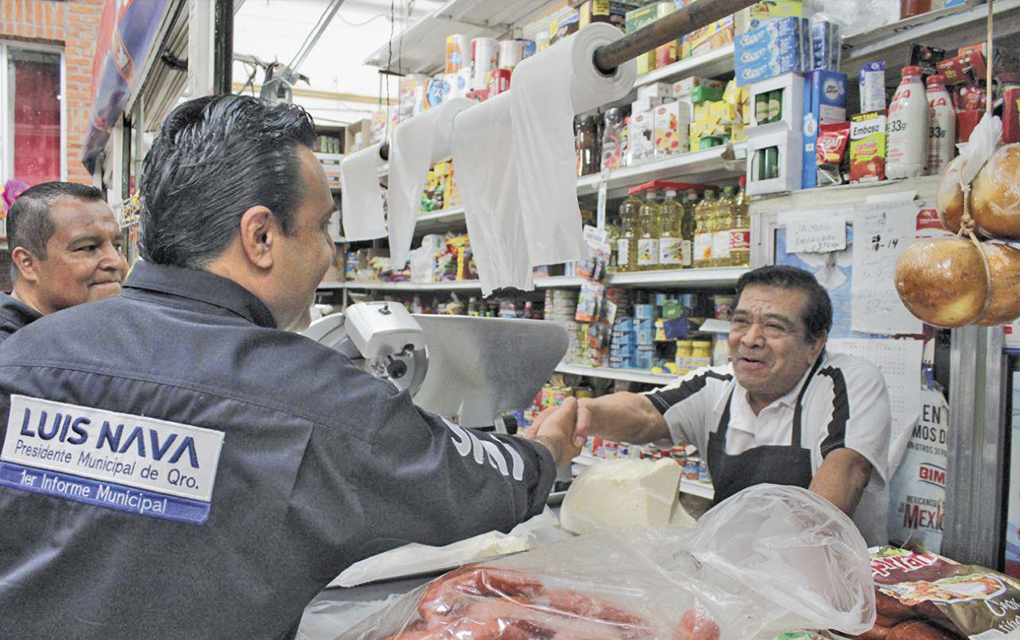 Luis Bernardo Nava acude al Mercado Hidalgo para hablar de su Informe de Gobierno. /Foto: Especial 