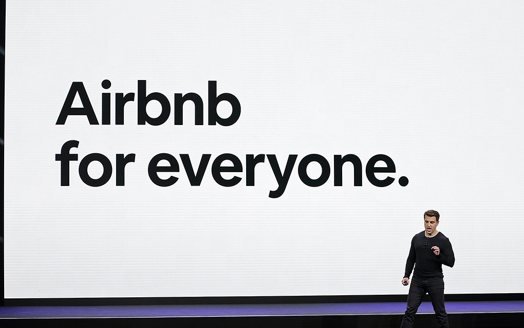 En esta foto de archivo, el cofundador y gerente general de Airbnb, Brian Chesky, habla en un evento en San Francisco / AP