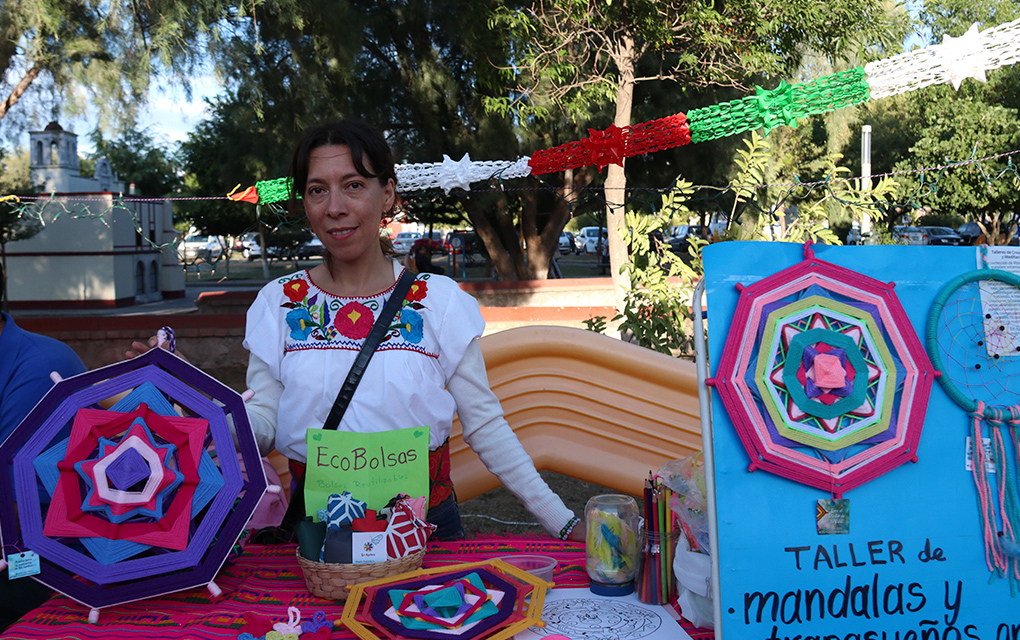 Eri Aguilara trabaja con niños y adultos mayores, los invita y enseña a realizar sus propias mandalas y atrapasueños / Yarhim Jiménez 
