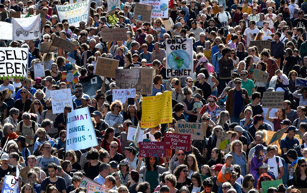 Miles asisten a la concentración de la huelga nacional por el clima / AP