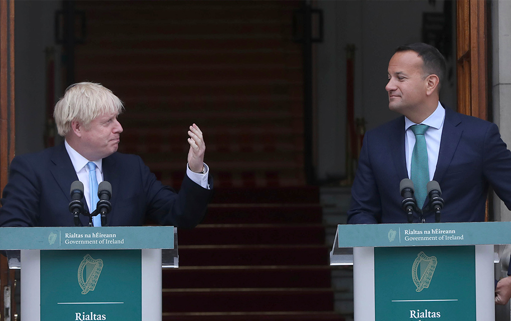 El primer ministro Boris Johnson, a la izquierda, en una conferencia de prensa antes de su reunión con su homólogo Leo Varadkar / AP