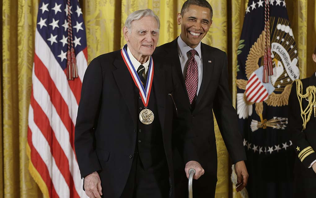 Barack Obama, entrega la Medalla Nacional de la Ciencia al doctor John Goodenough, de la Universidad de Texas./AP