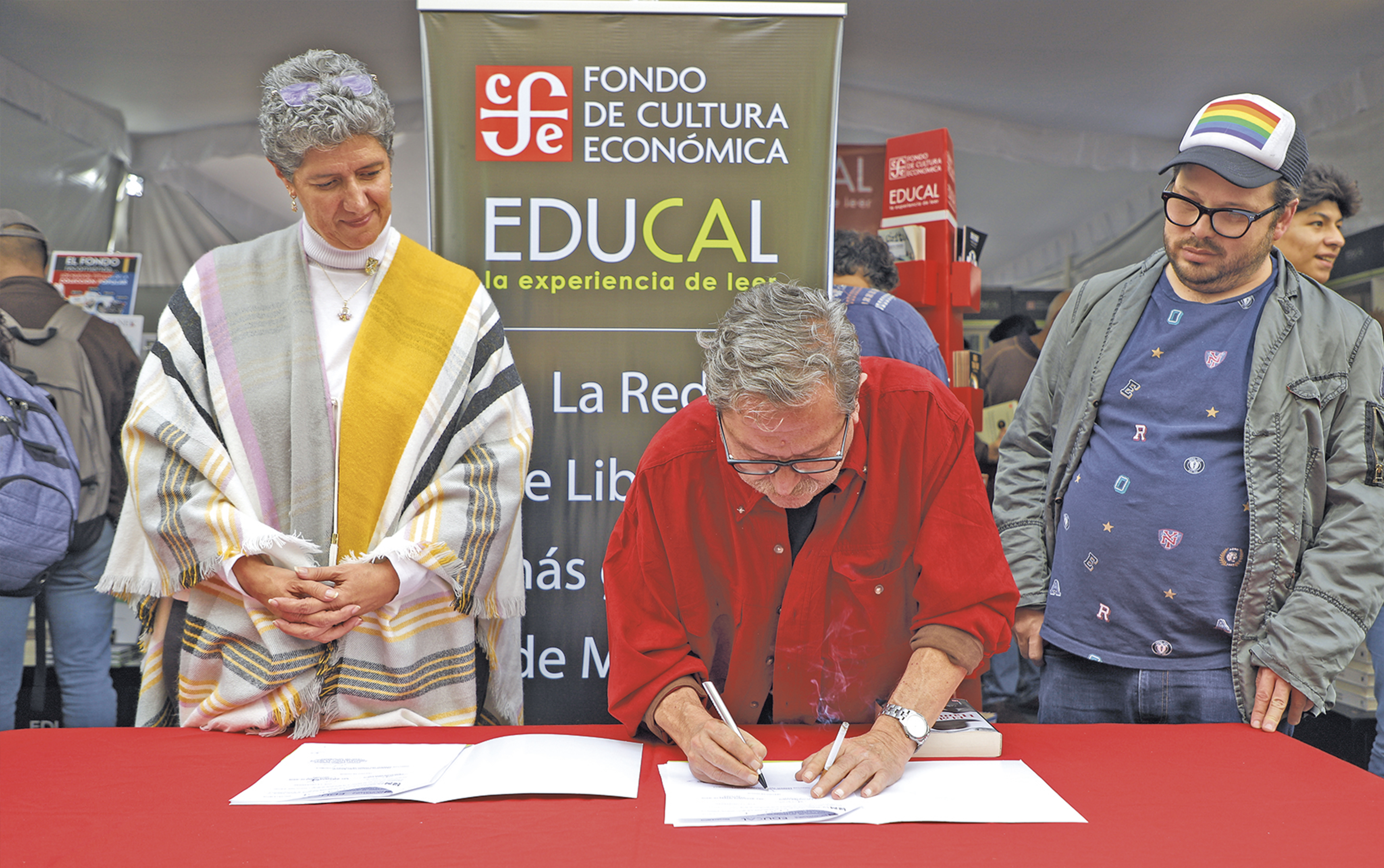 Teresa García Gasca firmó el convenio para realizar el tendido de libros con el director general del FCE, Paco Ignacio Taibo II, en el Zócalo de la Ciudad de México

