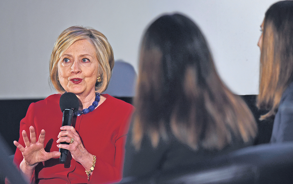 Foto: AP / La ex secretaria de Estado estadounidense Hillary Clinton responde a preguntas de estudiantes de periodismo