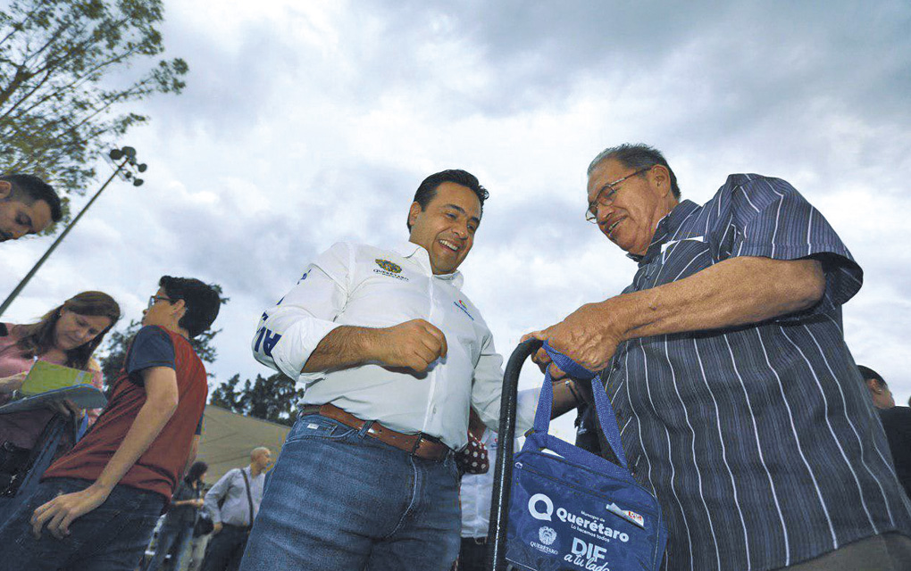 Luis Nava entregó apoyos a los beneficiados./Foto: Archivo