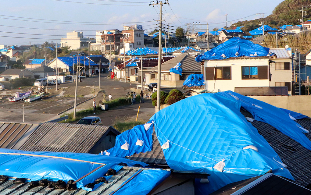 Esta foto del martes 8 de octubre del 2019 muestra casas con los techos cubiertos con plástico tras haber sido dañadas por el tifón Faxai en Tateyama, cerca de Tokio / AP