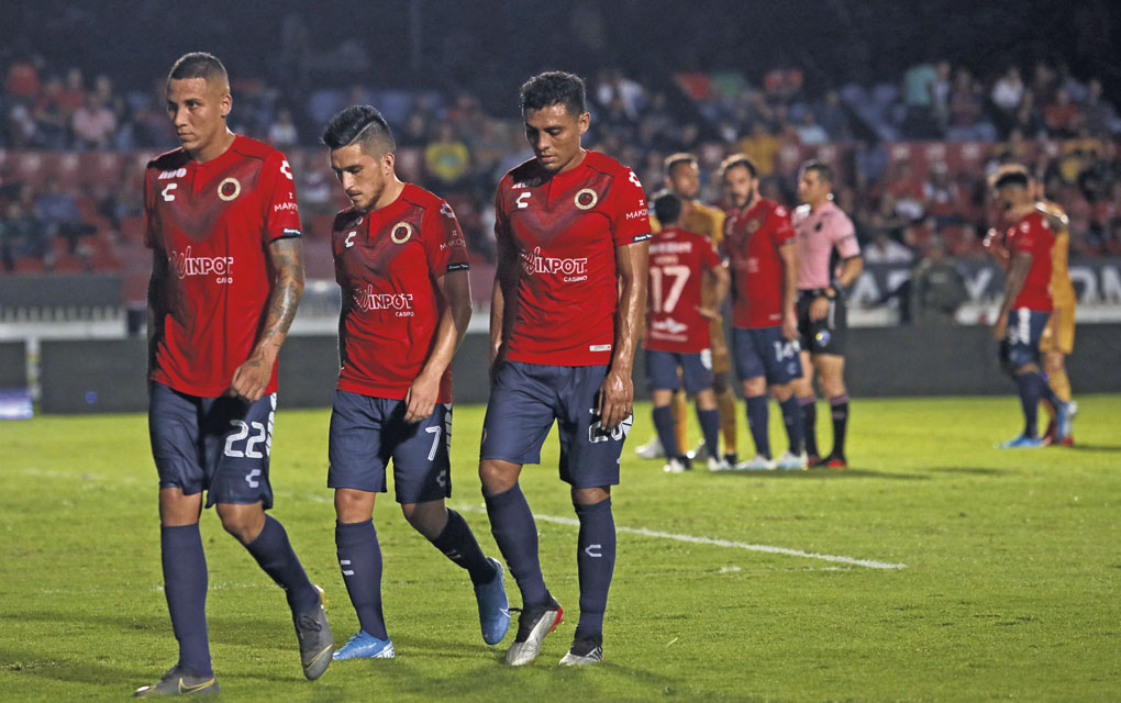 El árbitro Fernándo Hernández tenía la facultad de suspender el partido en caso de que Veracruz continuara con su actitud de no disputar el balón./Foto: MexSport