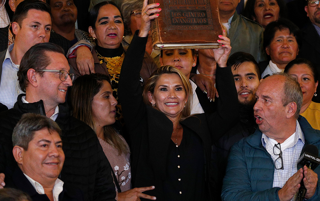Jeanine Áñez se autoproclama presidenta interina de su país / AP