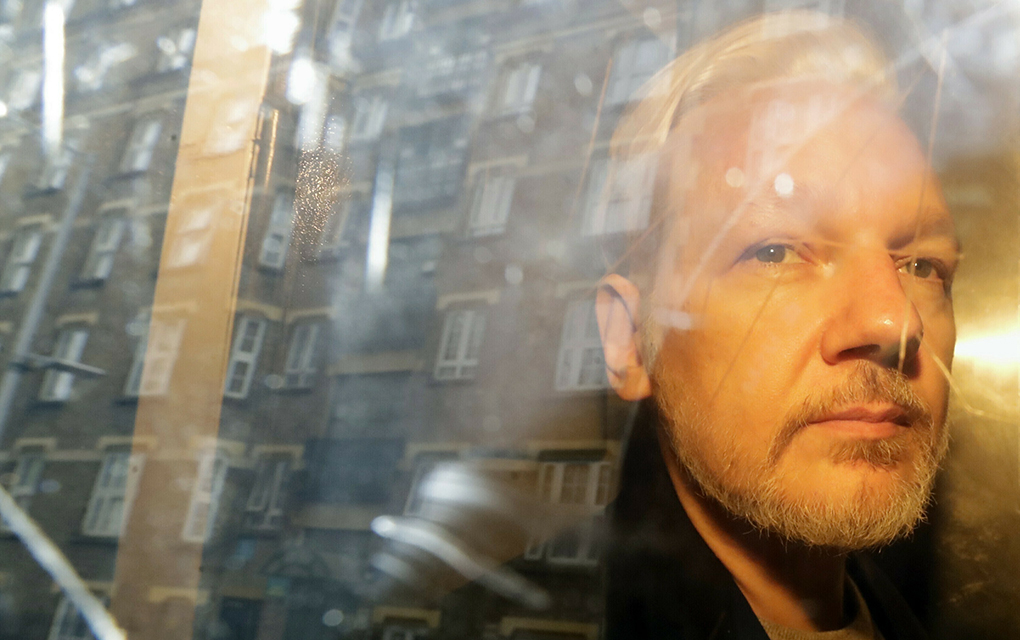 Una vez expulsado, Assange fue arrestado por la policía británica./AP