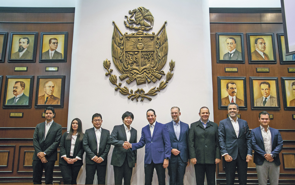 Francisco Domínguez (centro) se reunió con el presidente de Mitsubishi de México, Shuichi Tamura, y parte de su equipo./Foto: Especial