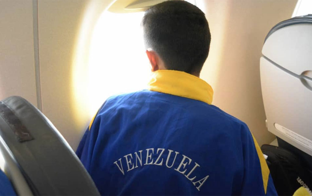 Reyes Zúñiga, recibió en Toluca, Estado de México, el primer vuelo procedente de Caracas./Especial